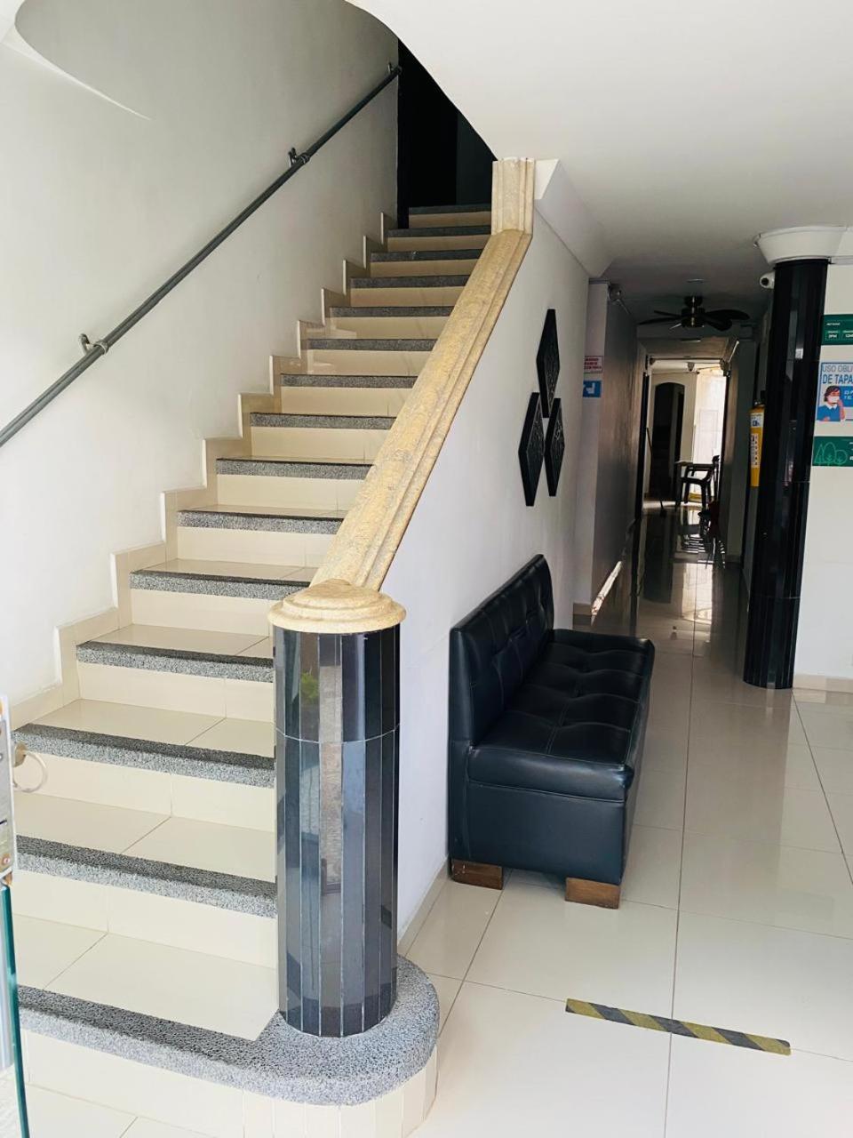 Hotel Tree House Medellin Bagian luar foto